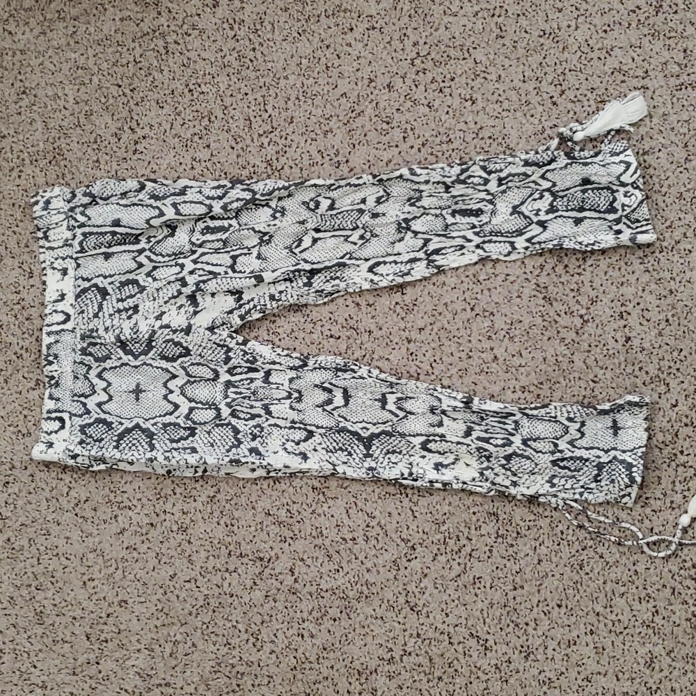 NWOT Rip Curl Snake Print Design Cover Up Beachy Capri Pants